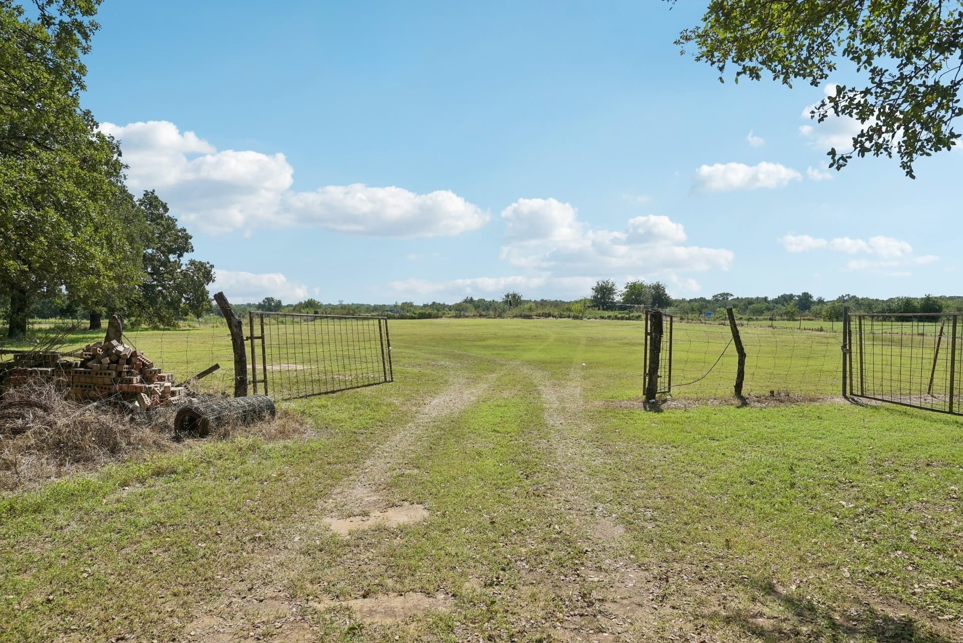 9.44 acres in Tarrant County gallery image 3