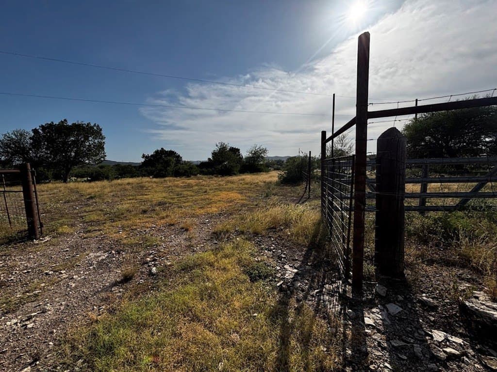 12 acres in Real County - photo 4