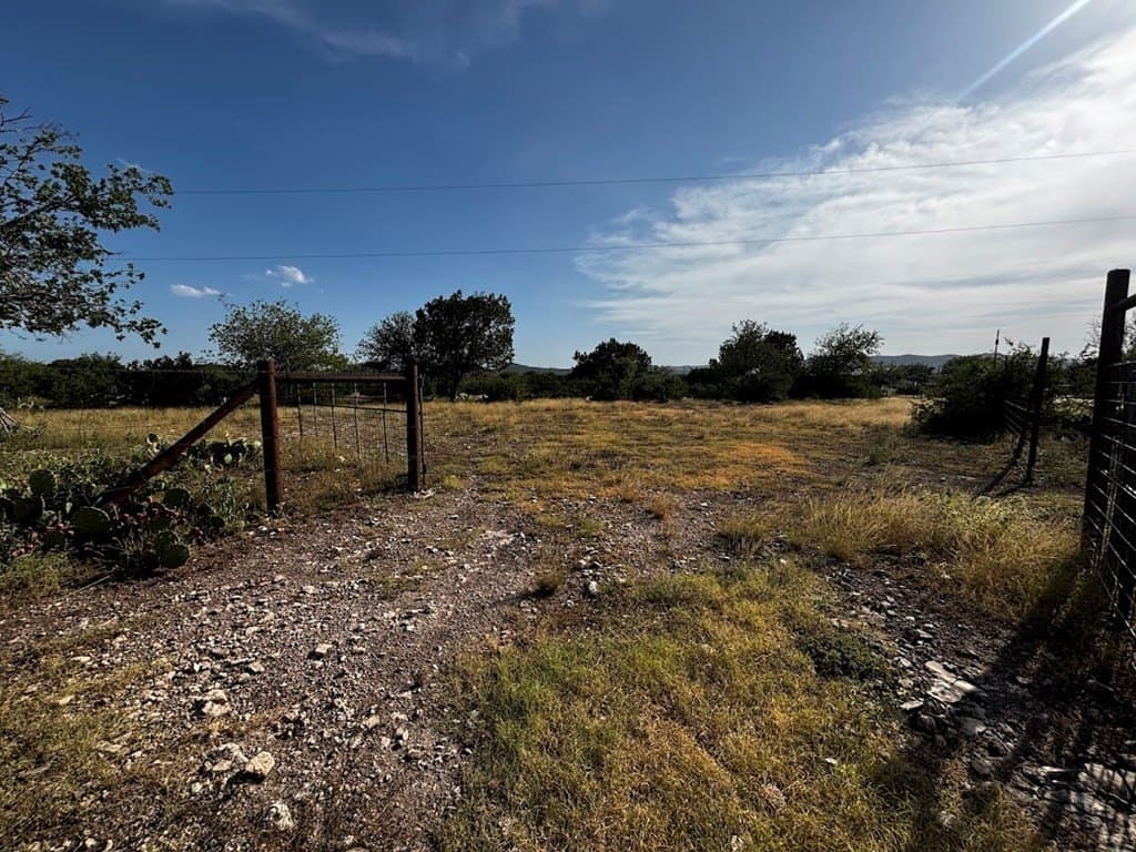 12 acres in Real County - photo 6