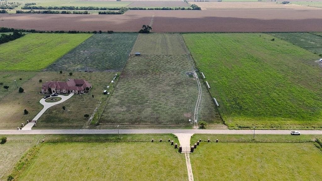 10.56 acres in Ellis County