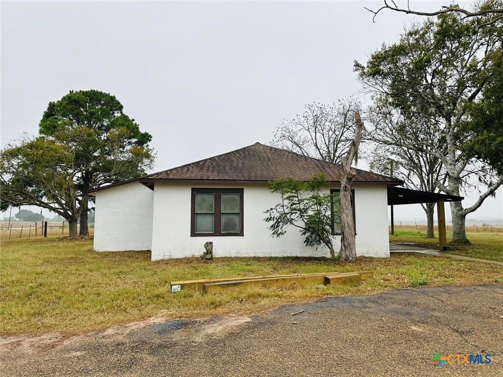11 acres in Goliad County