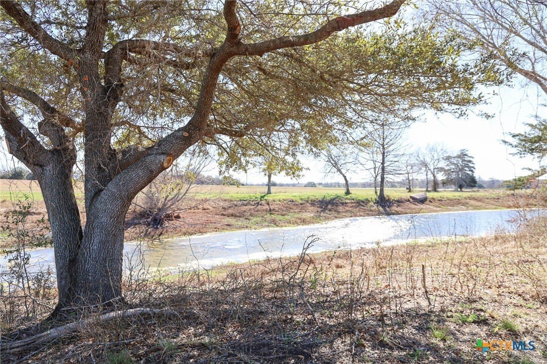 1.82 acres in Lavaca County gallery image 4