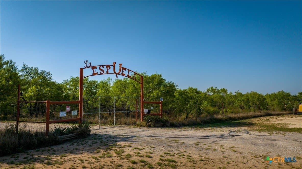 1,222 acres in Dimmit County