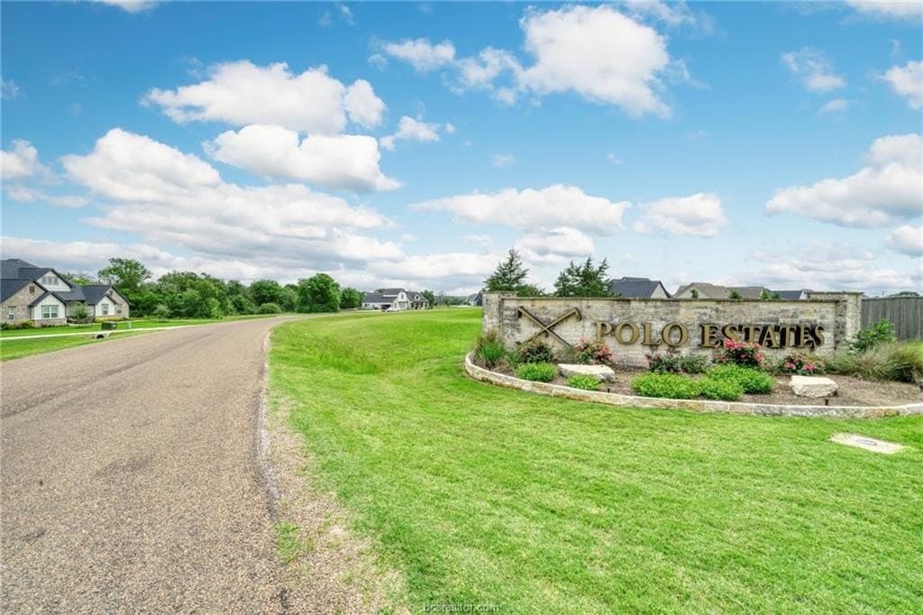 1.04 acres in Brazos County gallery image 3