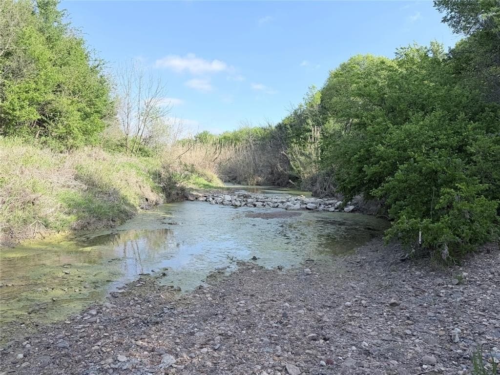 28 acres in Hill County