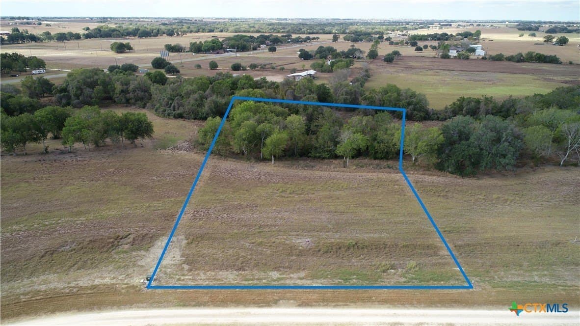 2.37 acres in Lavaca County