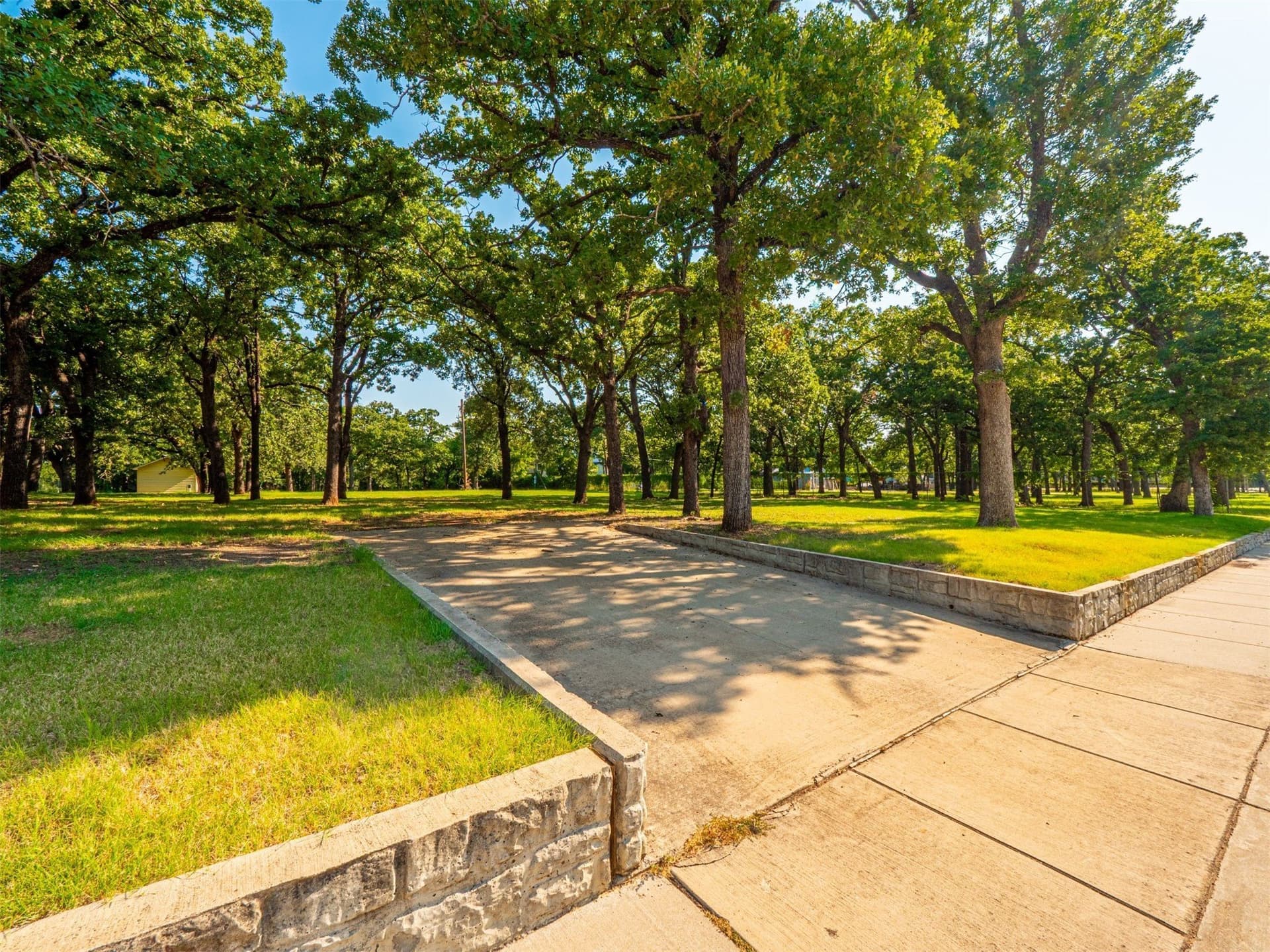 1.84 acres in Tarrant County gallery image 2