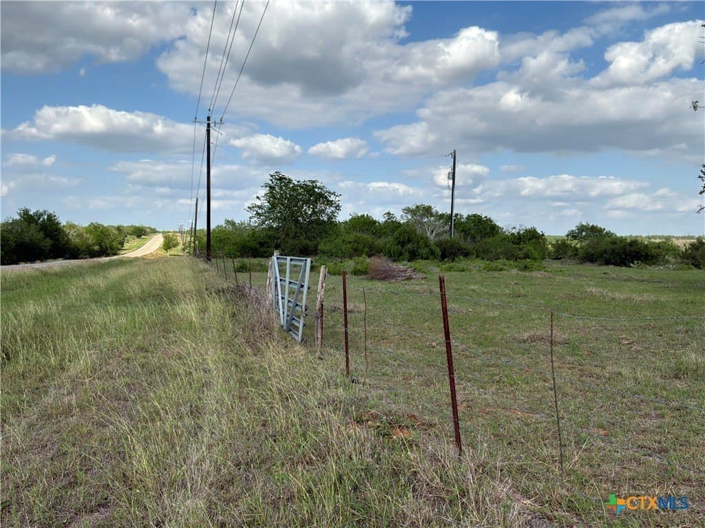 0.94 acres in Gonzales County gallery image 4