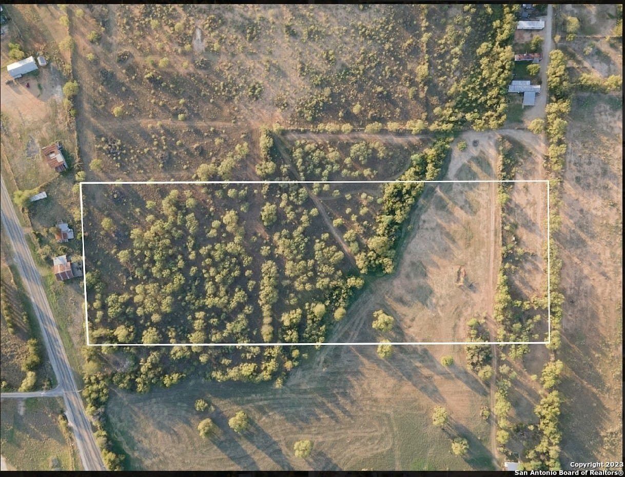 10.5 acres in Frio County gallery image 3