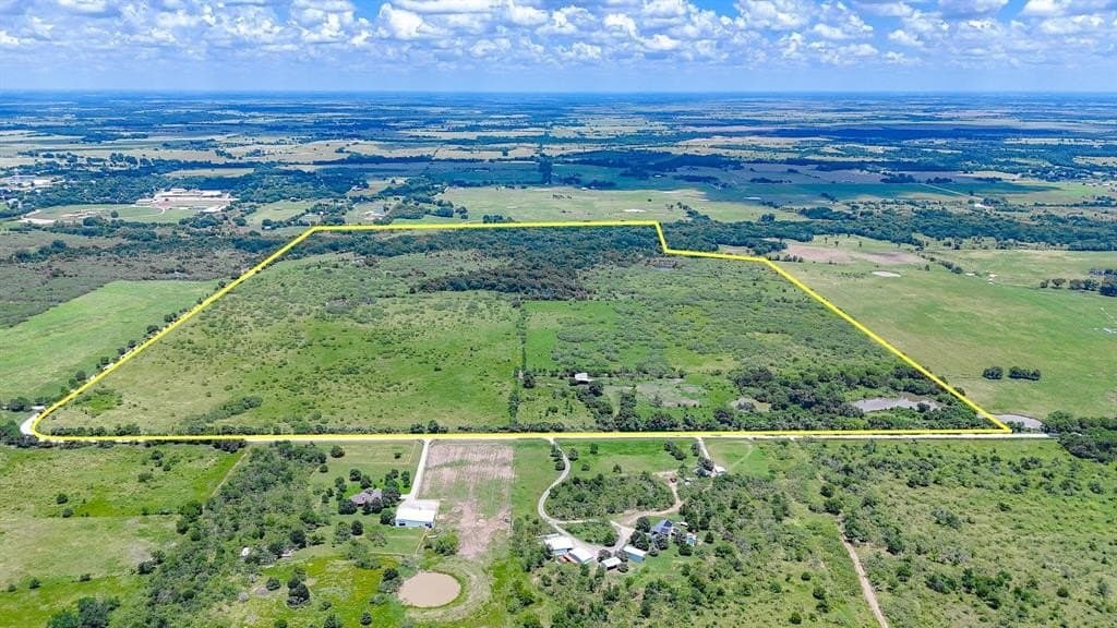 221.8 acres in Navarro County