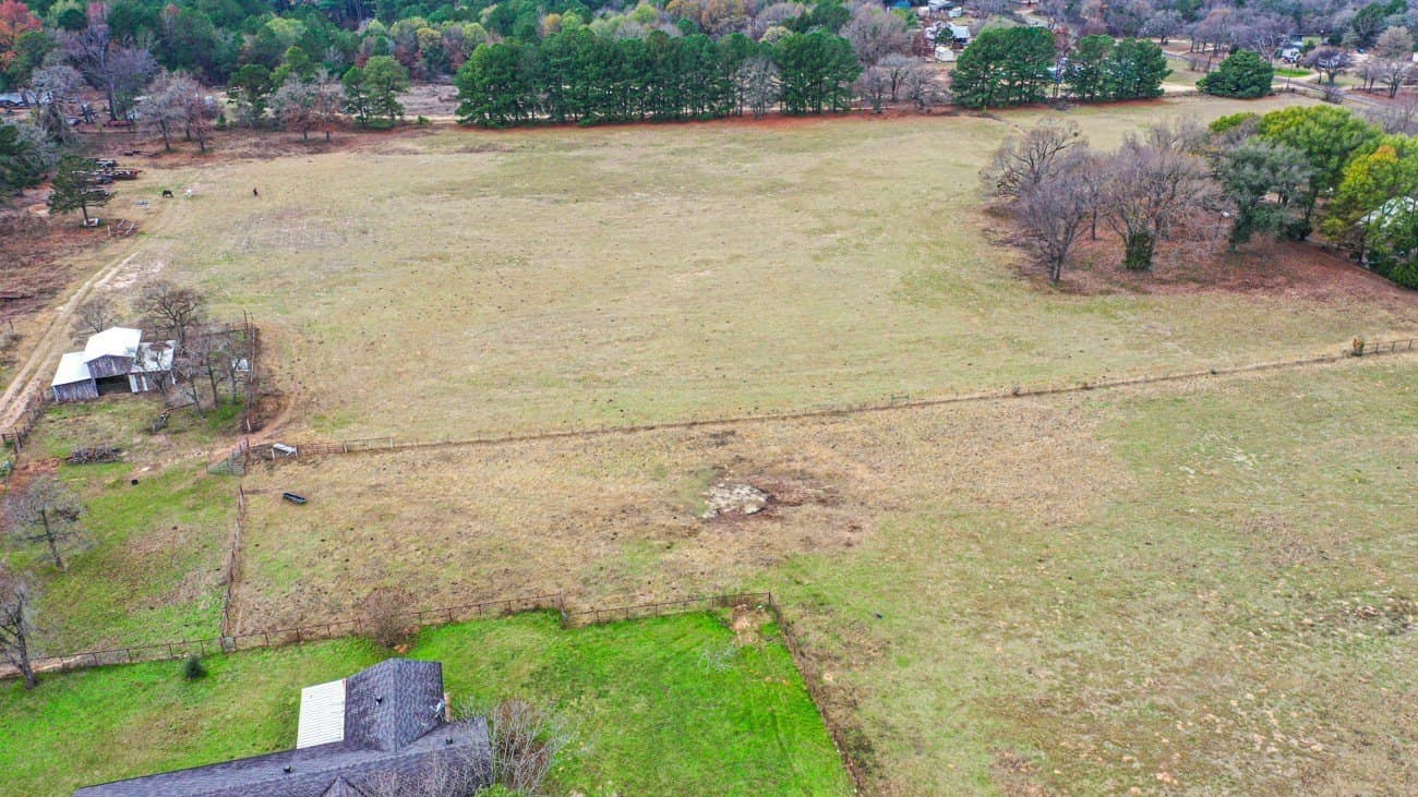 9.83 acres in Smith County
