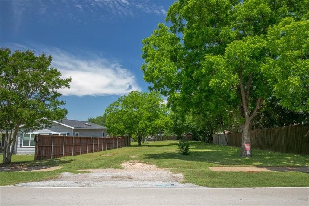 0.75 acres in Tarrant County gallery image 3