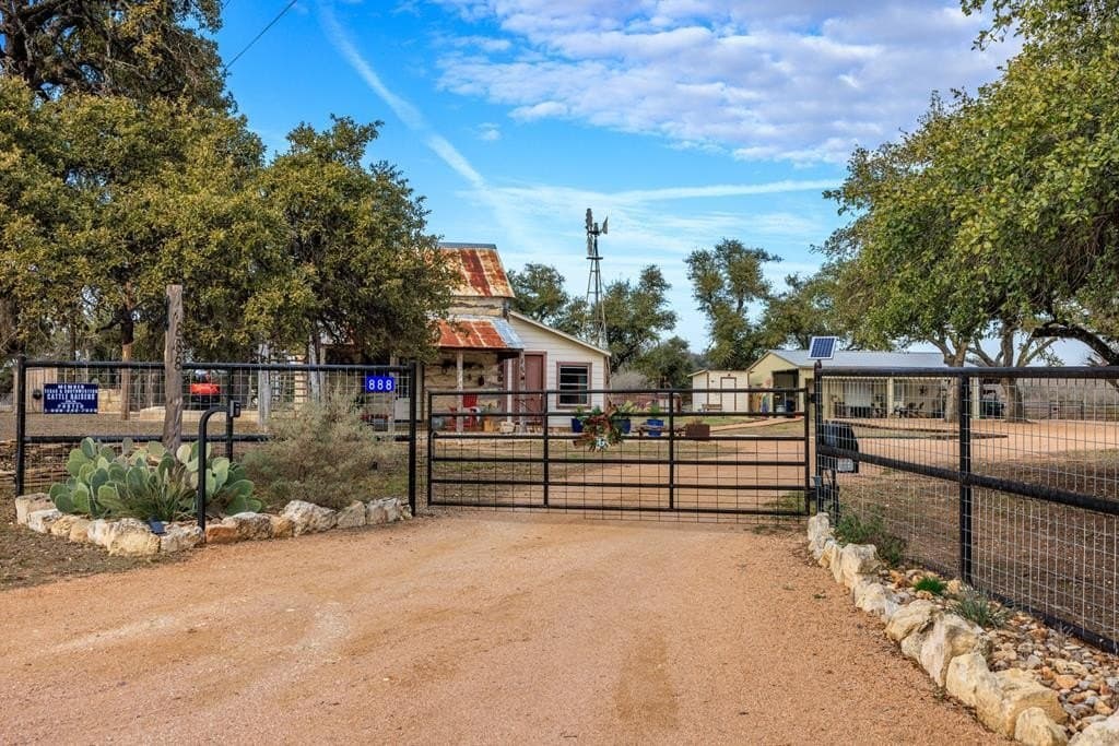 21 acres in Gillespie County gallery image 3