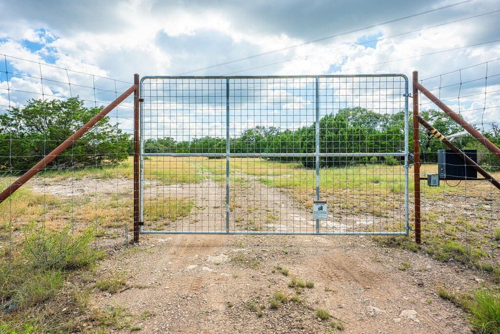 100 acres in Real County - photo 35
