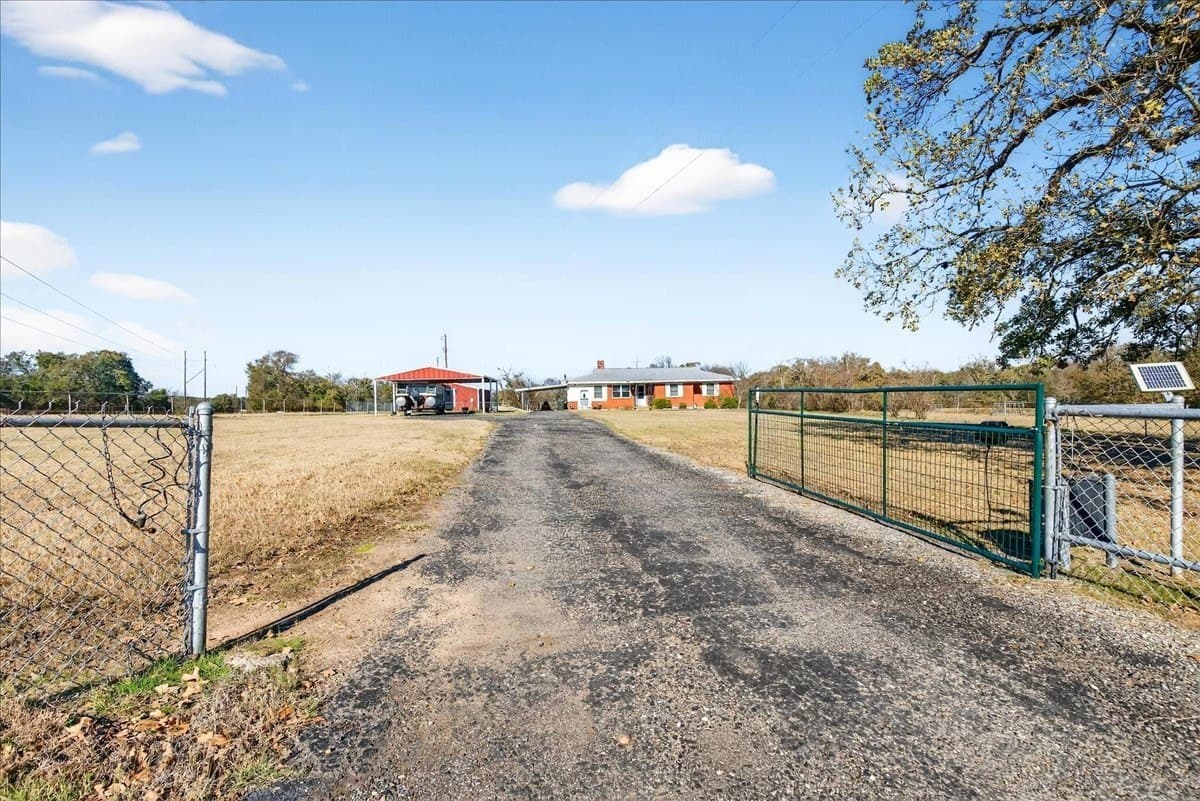 151.44 acres in Henderson County - photo 9