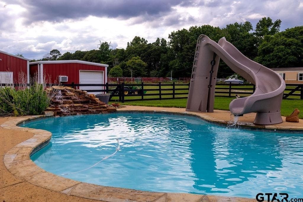 10.6 acres in Smith County gallery image 2