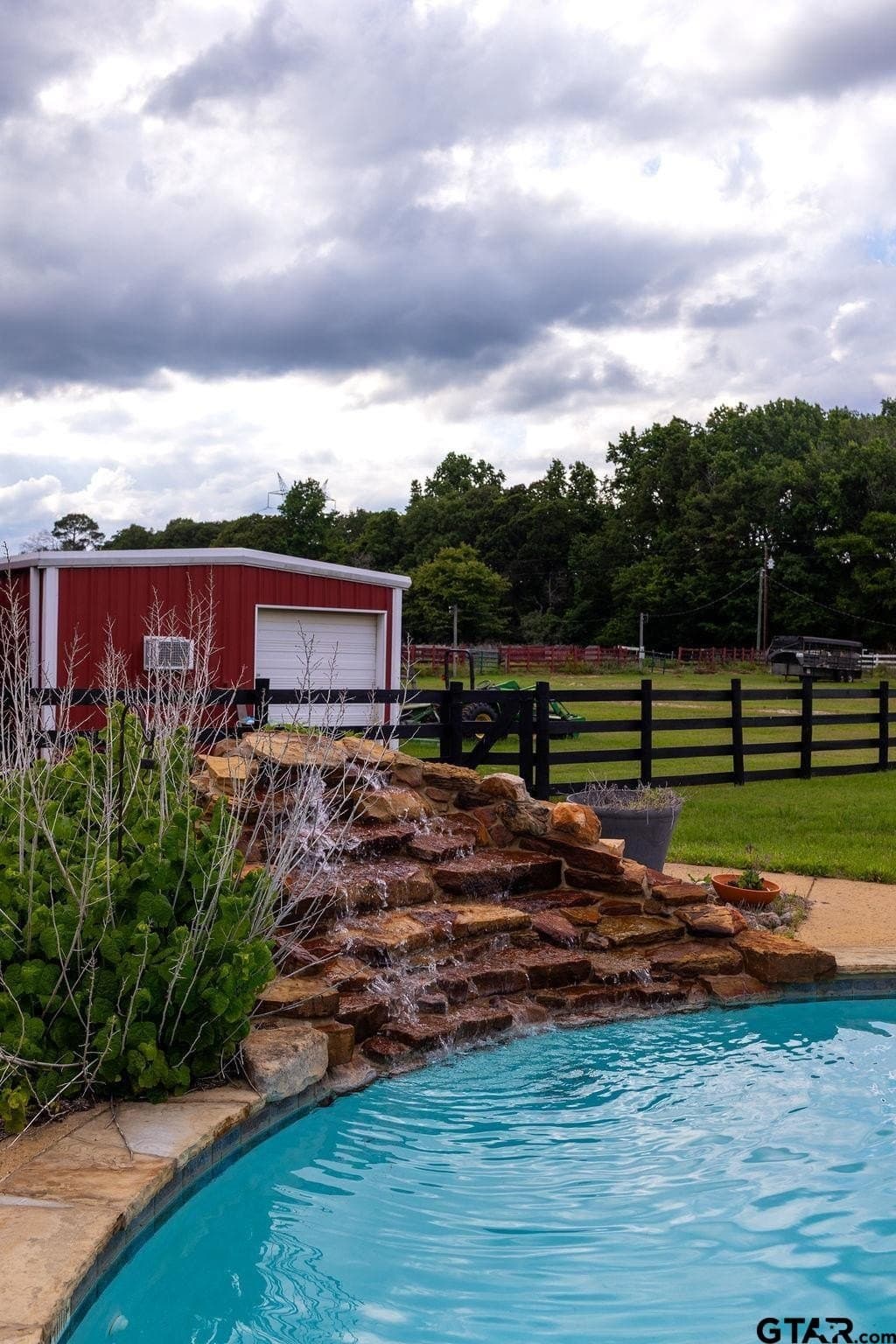 10.6 acres in Smith County gallery image 3