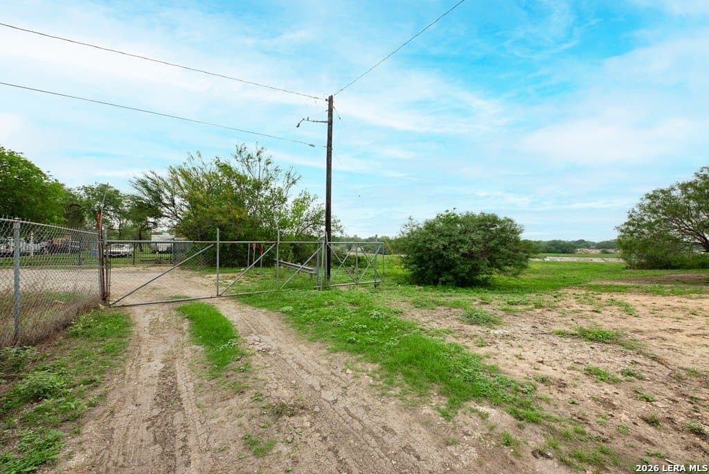1.9 acres in Bexar County gallery image 4