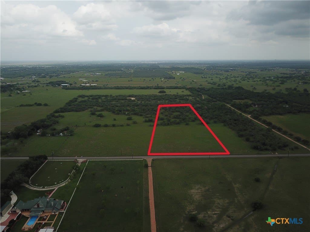 10 acres in Victoria County