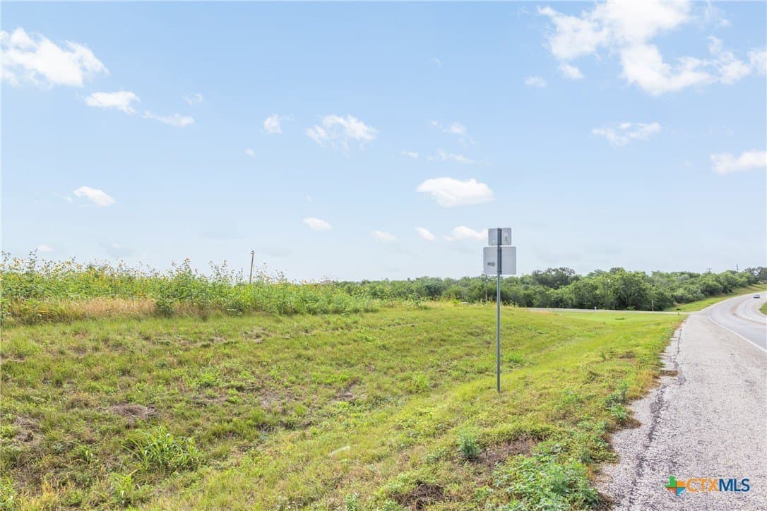 1.5 acres in Gonzales County - photo 7