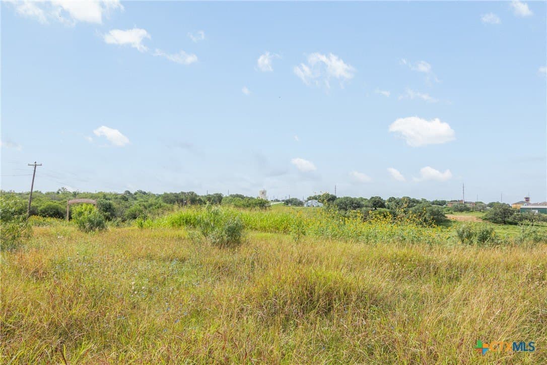 1.5 acres in Gonzales County - photo 9