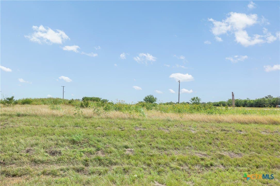 1.5 acres in Gonzales County - photo 4