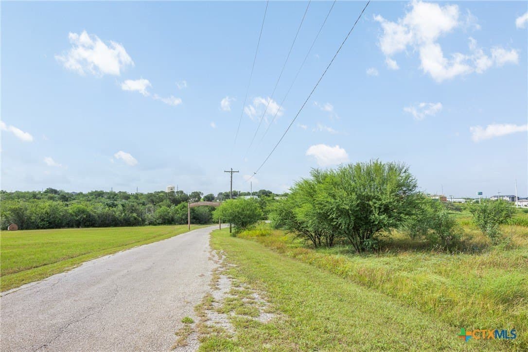 1.5 acres in Gonzales County - photo 11