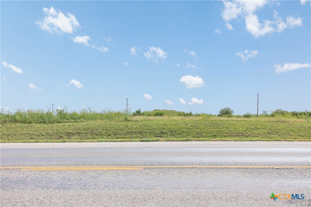 1.5 acres in Gonzales County - photo 5