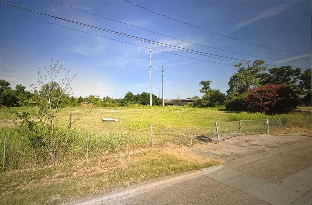 1.95 acres in Dallas County gallery image 2