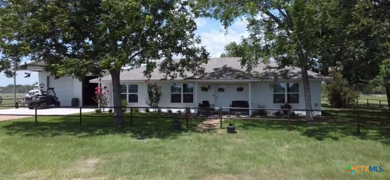 10.01 acres in Lavaca County