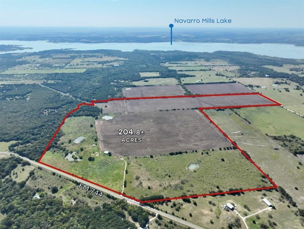 204.8 acres in Navarro County