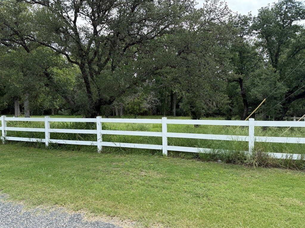 0.5 acres in Kerr County gallery image 3