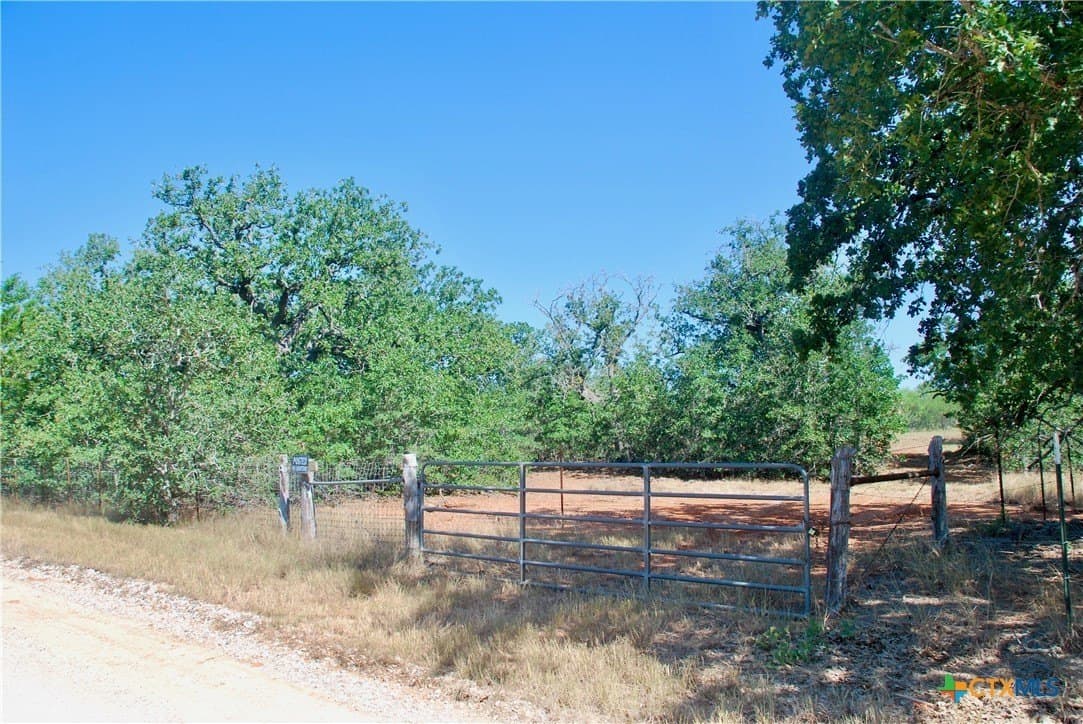 18.27 acres in Gonzales County - photo 4