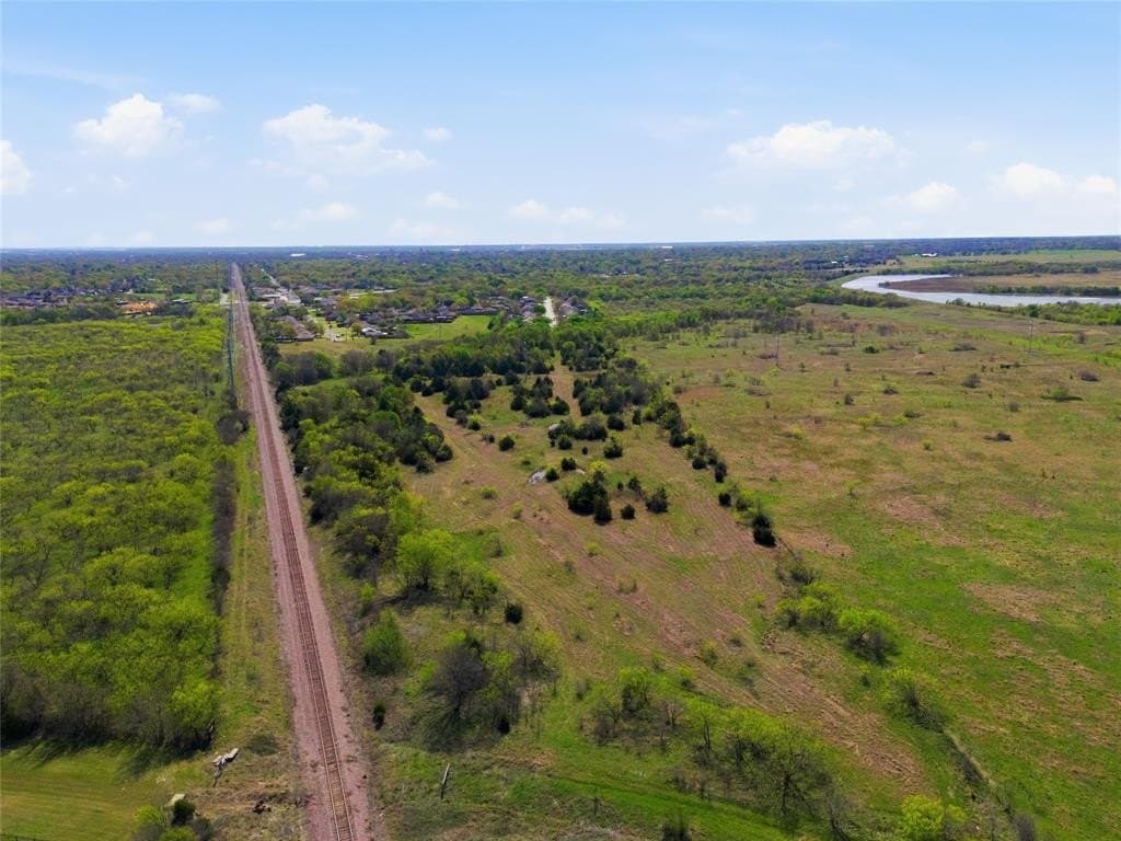 28.01 acres in Navarro County