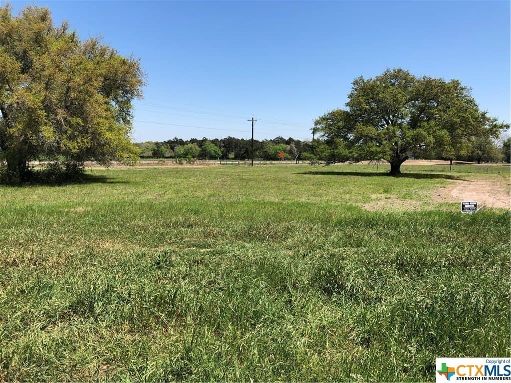 1.04 acres in Lavaca County gallery image 3