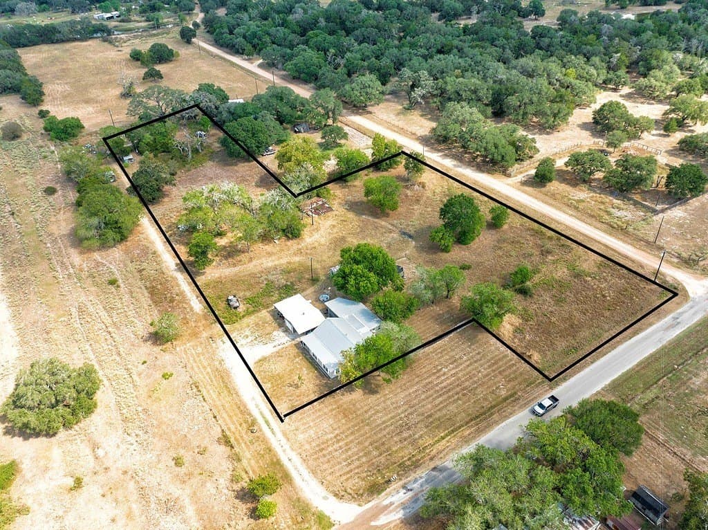 3.27 acres in Lavaca County