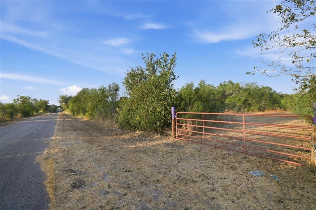 10 acres in Bee County - photo 7