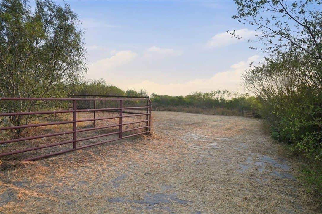 10 acres in Bee County - photo 22