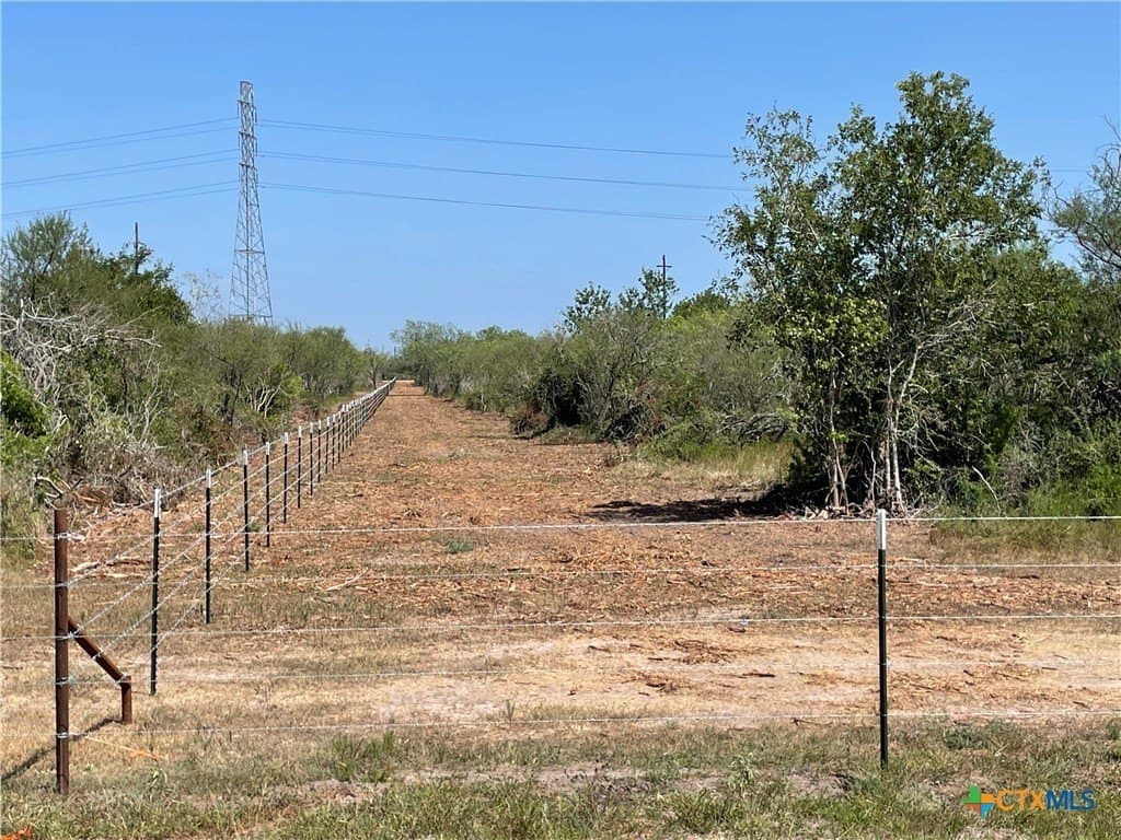 5.01 acres in Victoria County gallery image 2