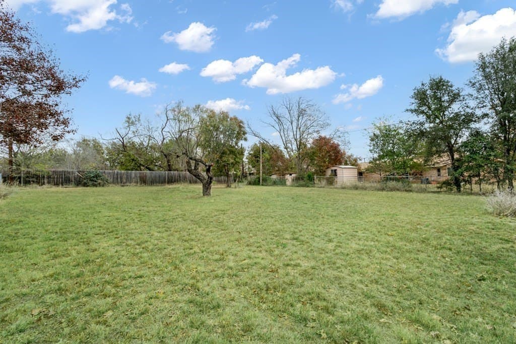 0.25 acres in Gillespie County - photo 4