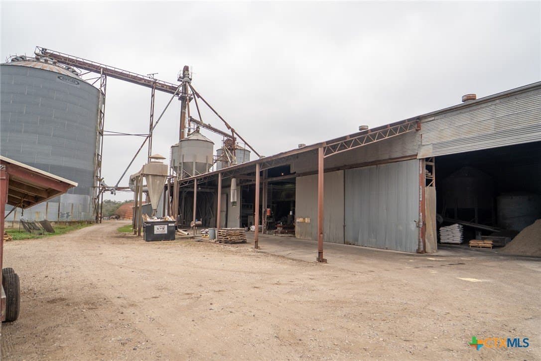 10 acres in Goliad County - photo 40