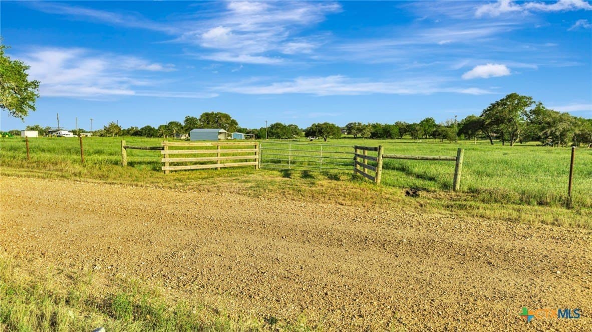 5.6 acres in Lavaca County gallery image 2