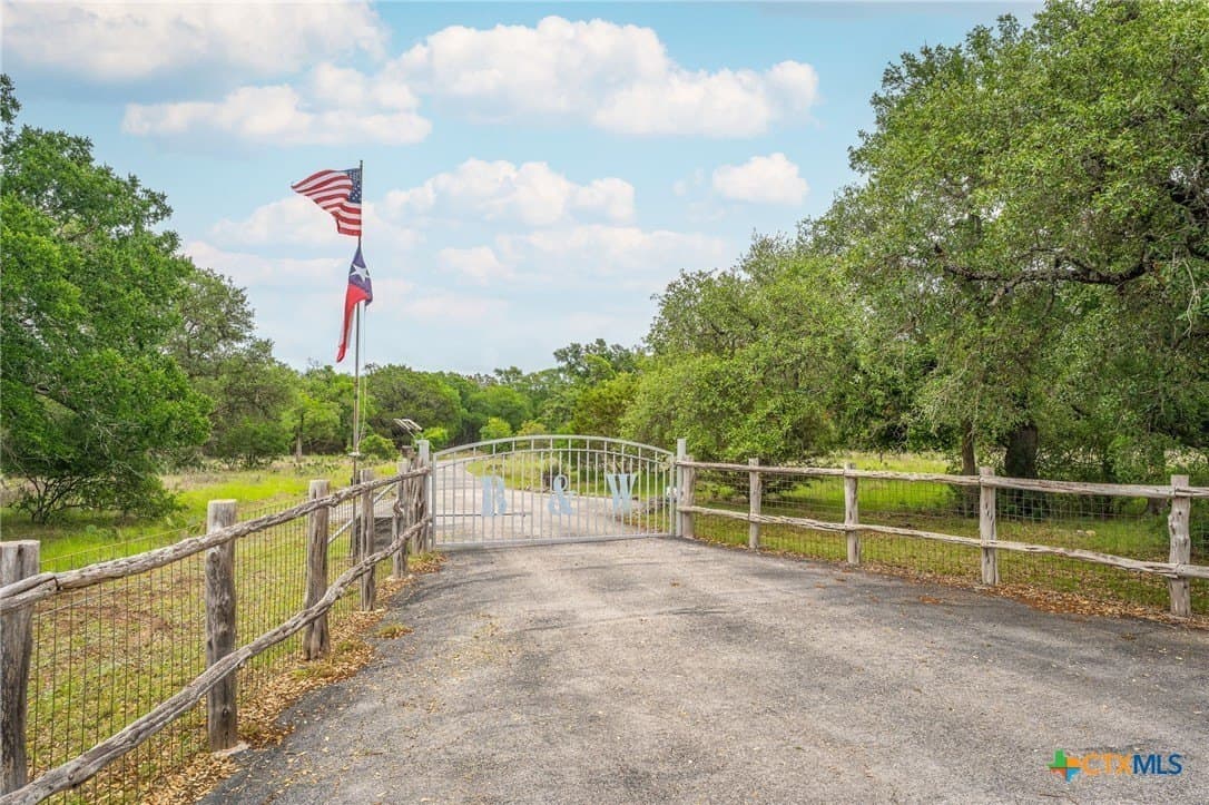 10 acres in Comal County gallery image 3