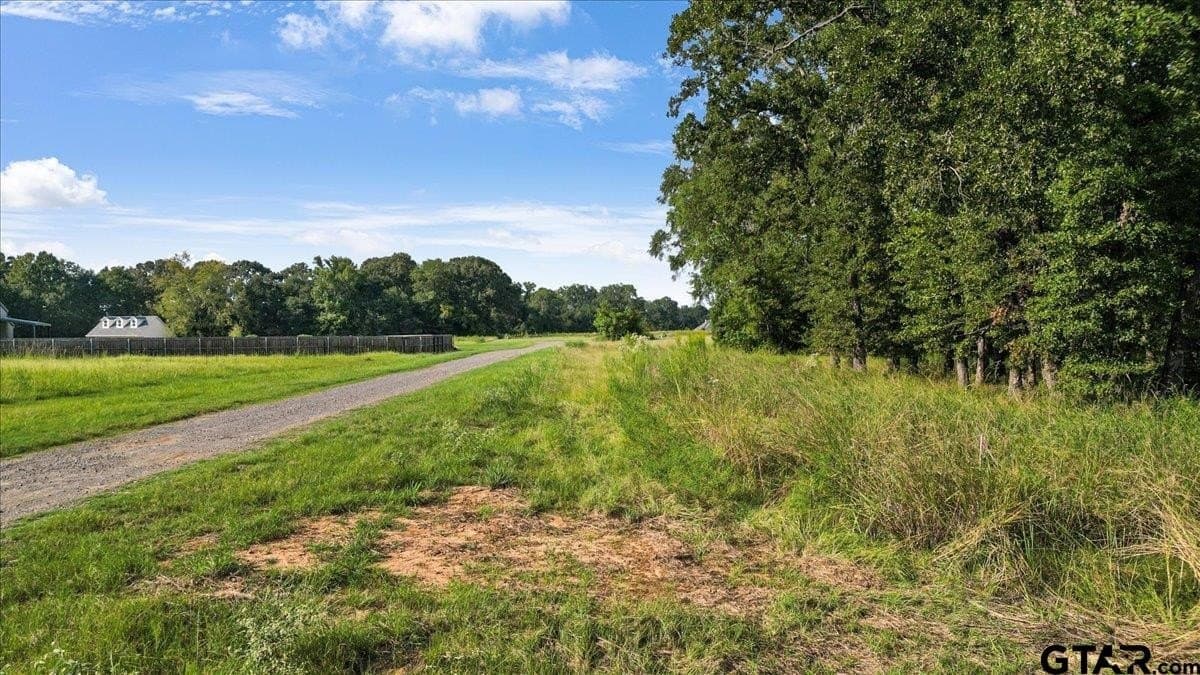 1.67 acres in Smith County gallery image 2