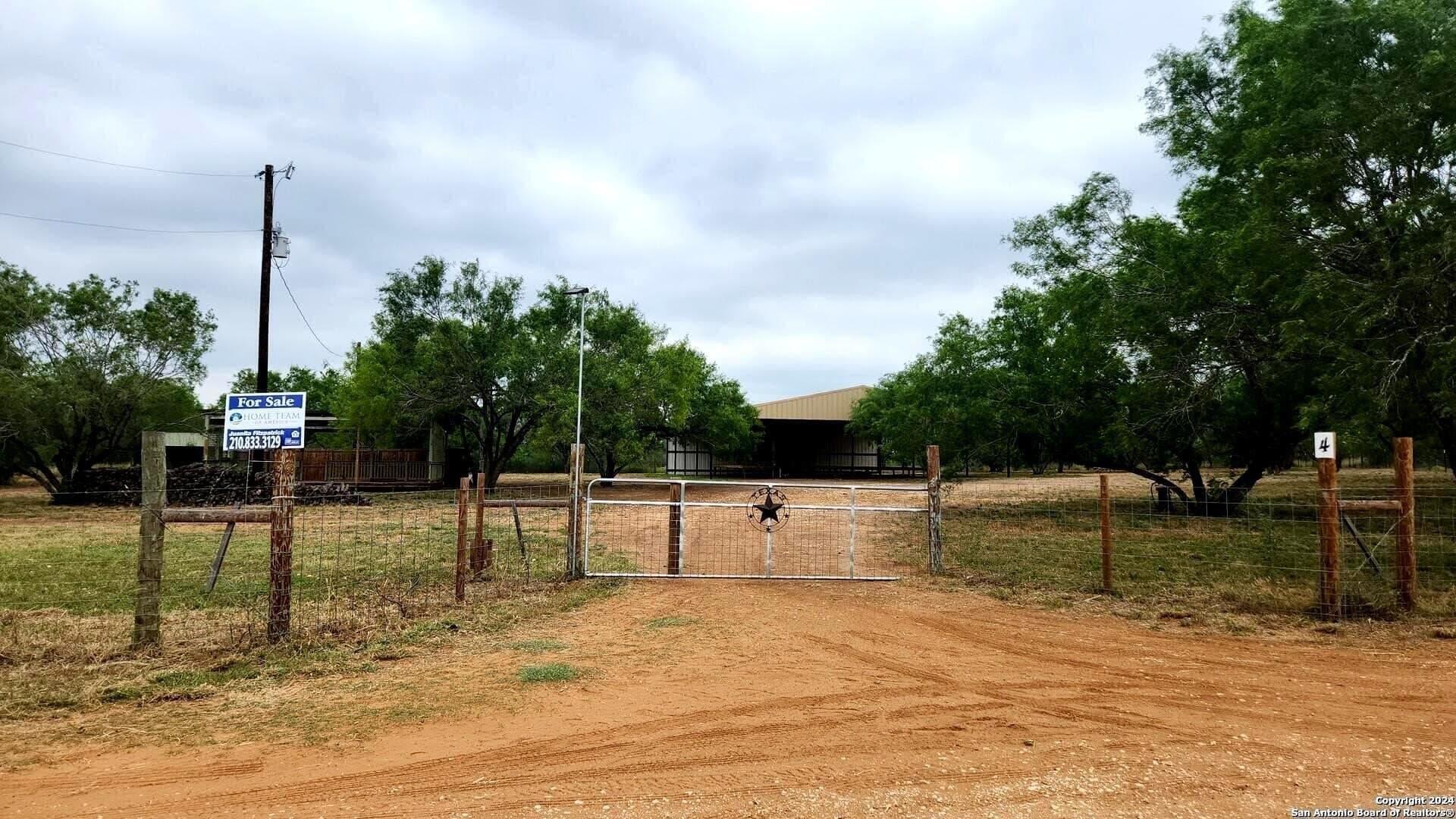 2 acres in Frio County gallery image 2