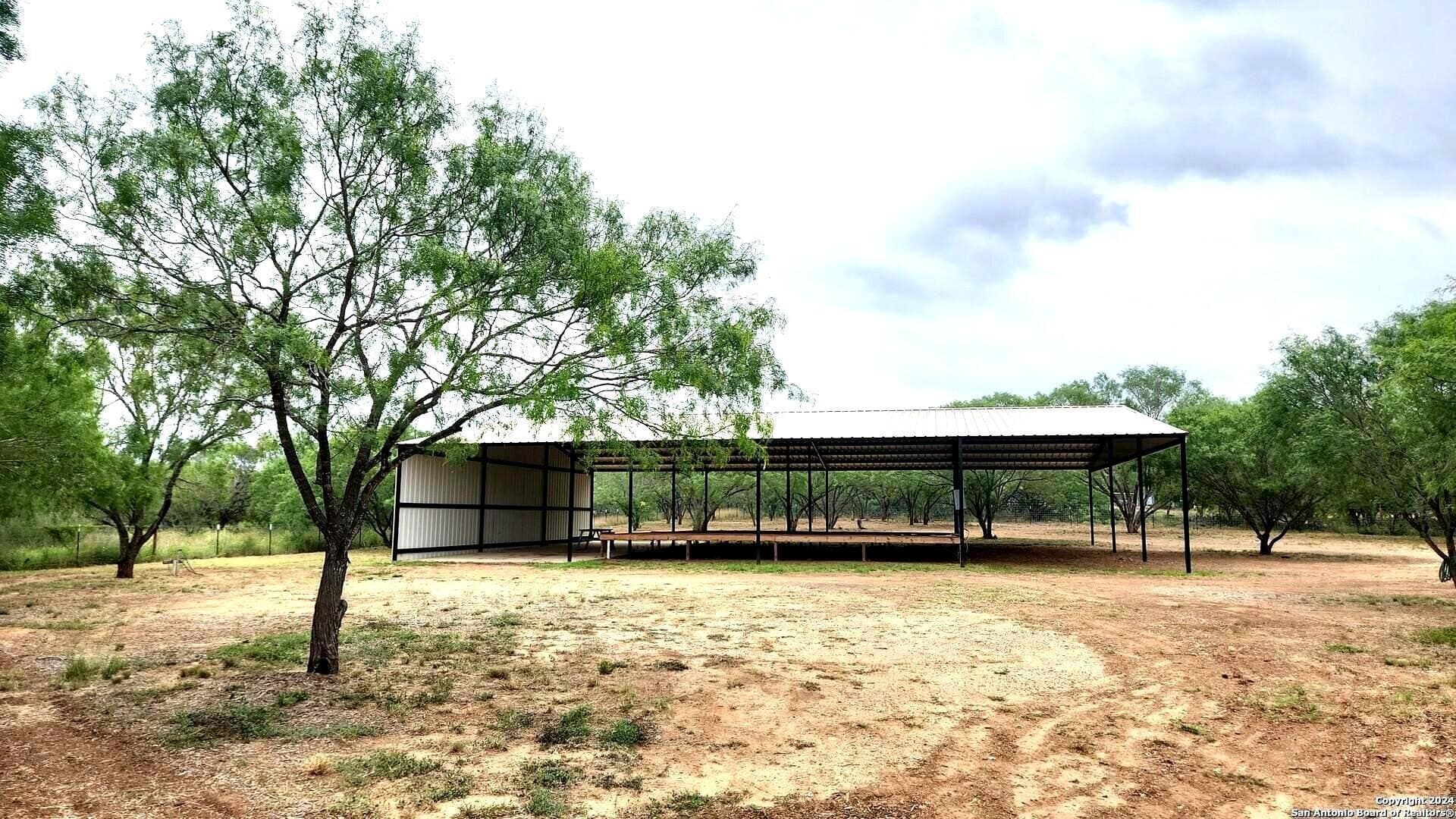 2 acres in Frio County gallery image 3