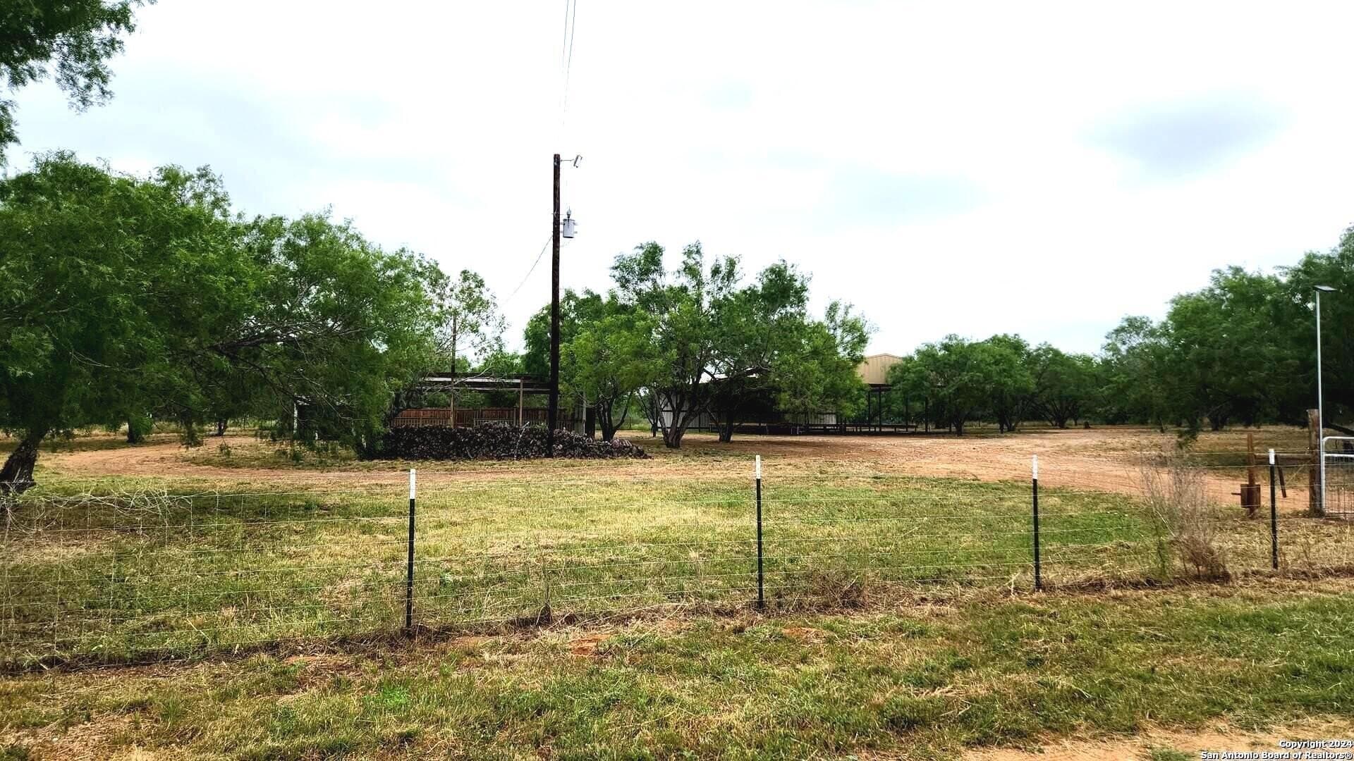 2 acres in Frio County - photo 6