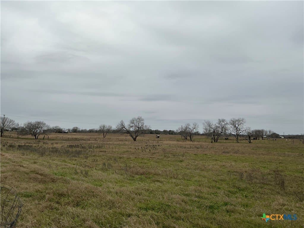 10 acres in Gonzales County