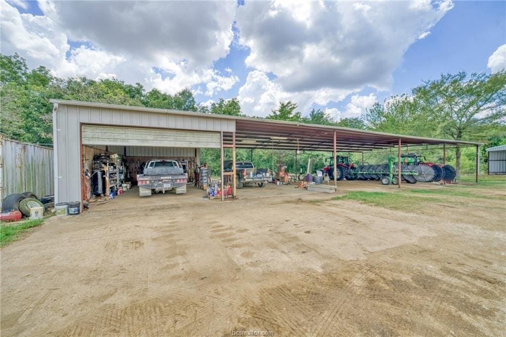 523.41 acres in Robertson County - photo 18