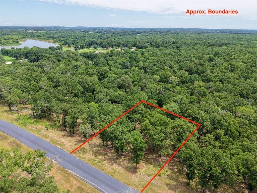 1.63 acres in Henderson County gallery image 3